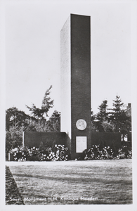 130669 Gezicht op het Koningin Emma-monument aan de Torenstraat/hoek Stationsweg te Soest.